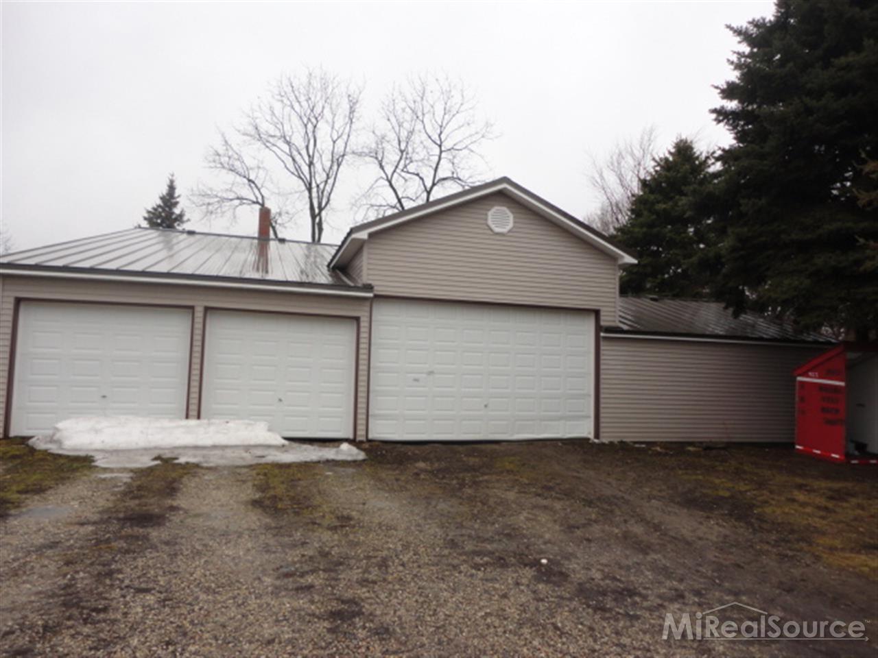 716 East Galbraith Line Road Yale, MI 48097 - Photo 3 of 25 31187163-2.JPG