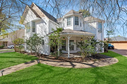 a view of a house with backyard and garden
