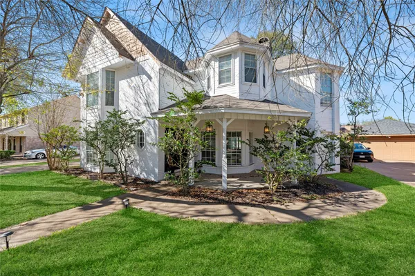 a view of a house with backyard and garden