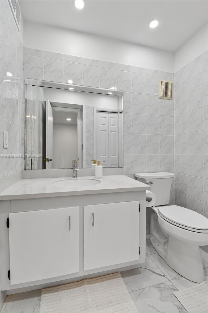 16400 Golf Club Road, Unit 307 Weston, FL 33326 - Photo 23 of 27 Half bath / Powder Room