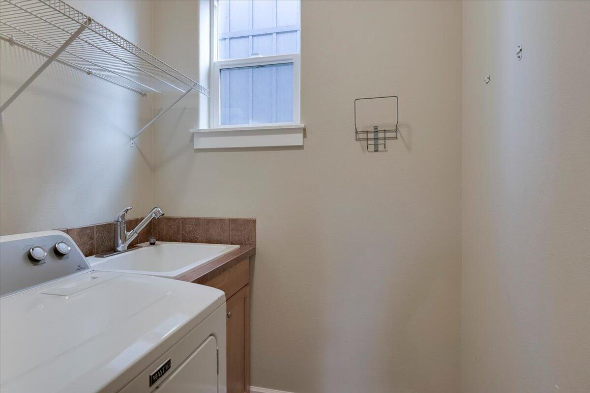 20370 Murphy Road Bend, OR 97702 - Photo 23 of 33 Downstairs Laundry with Utility Tub