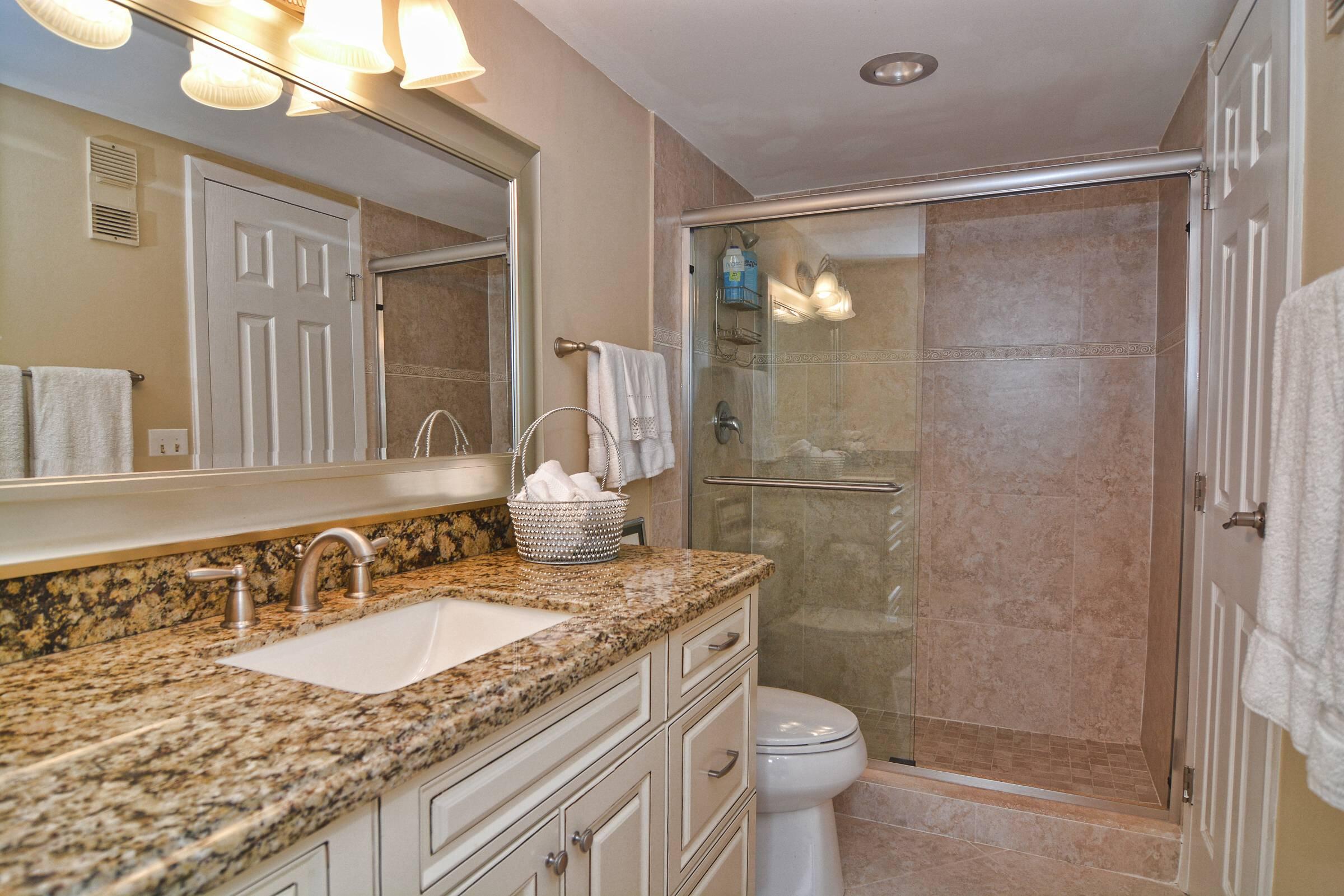 336 Golfview Road, Unit PH09 North Palm Beach, FL 33408 - Photo 11 of 26 Guest Bathroom
