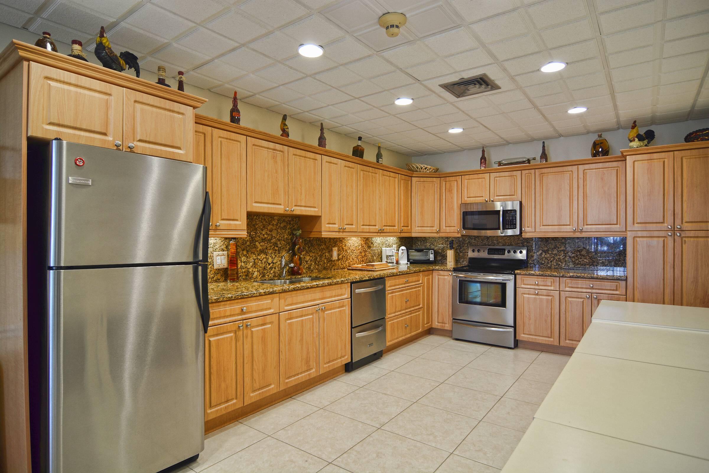 336 Golfview Road, Unit PH09 North Palm Beach, FL 33408 - Photo 24 of 26 Social Room Kitchen