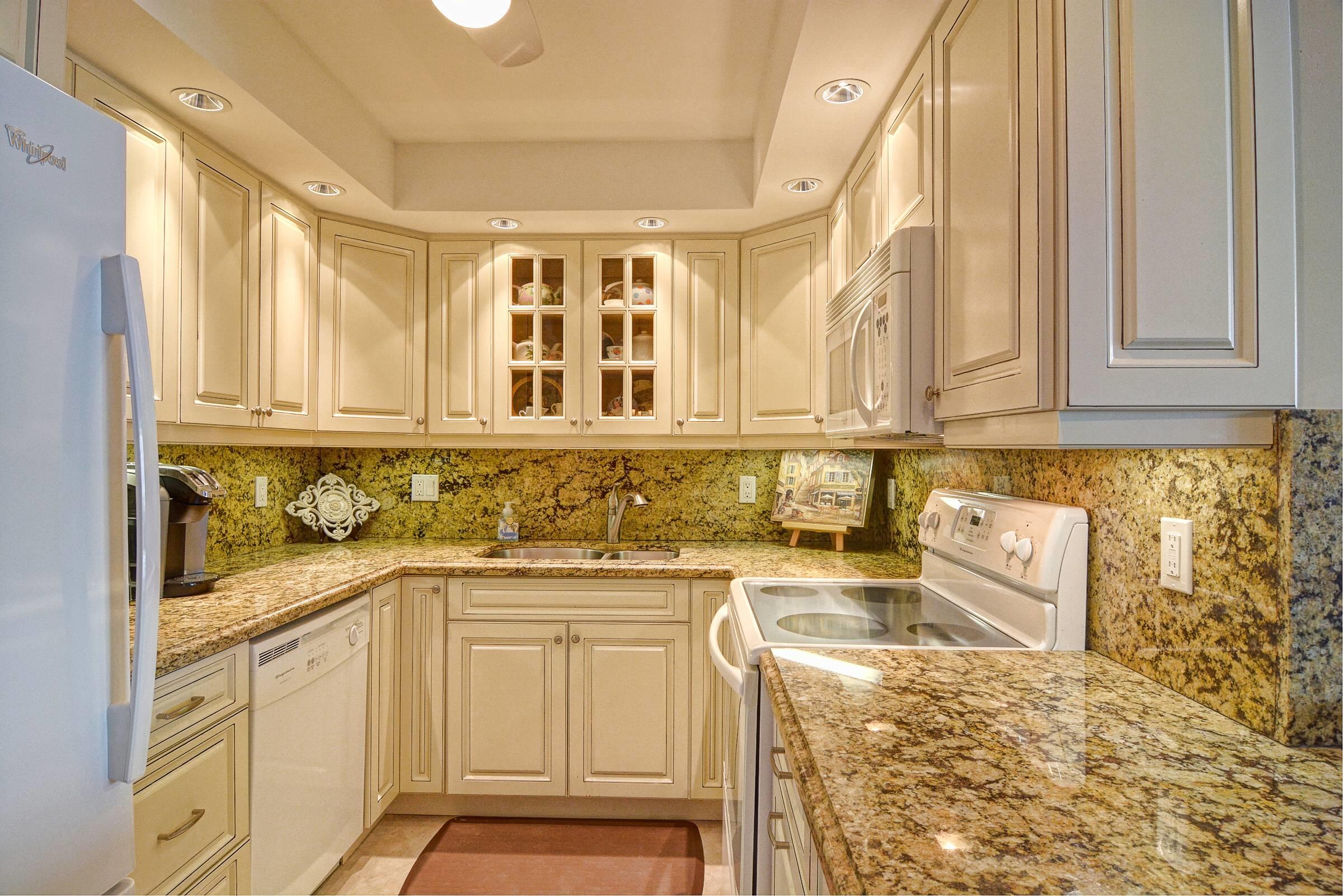 336 Golfview Road, Unit PH09 North Palm Beach, FL 33408 - Photo 4 of 26 Kitchen