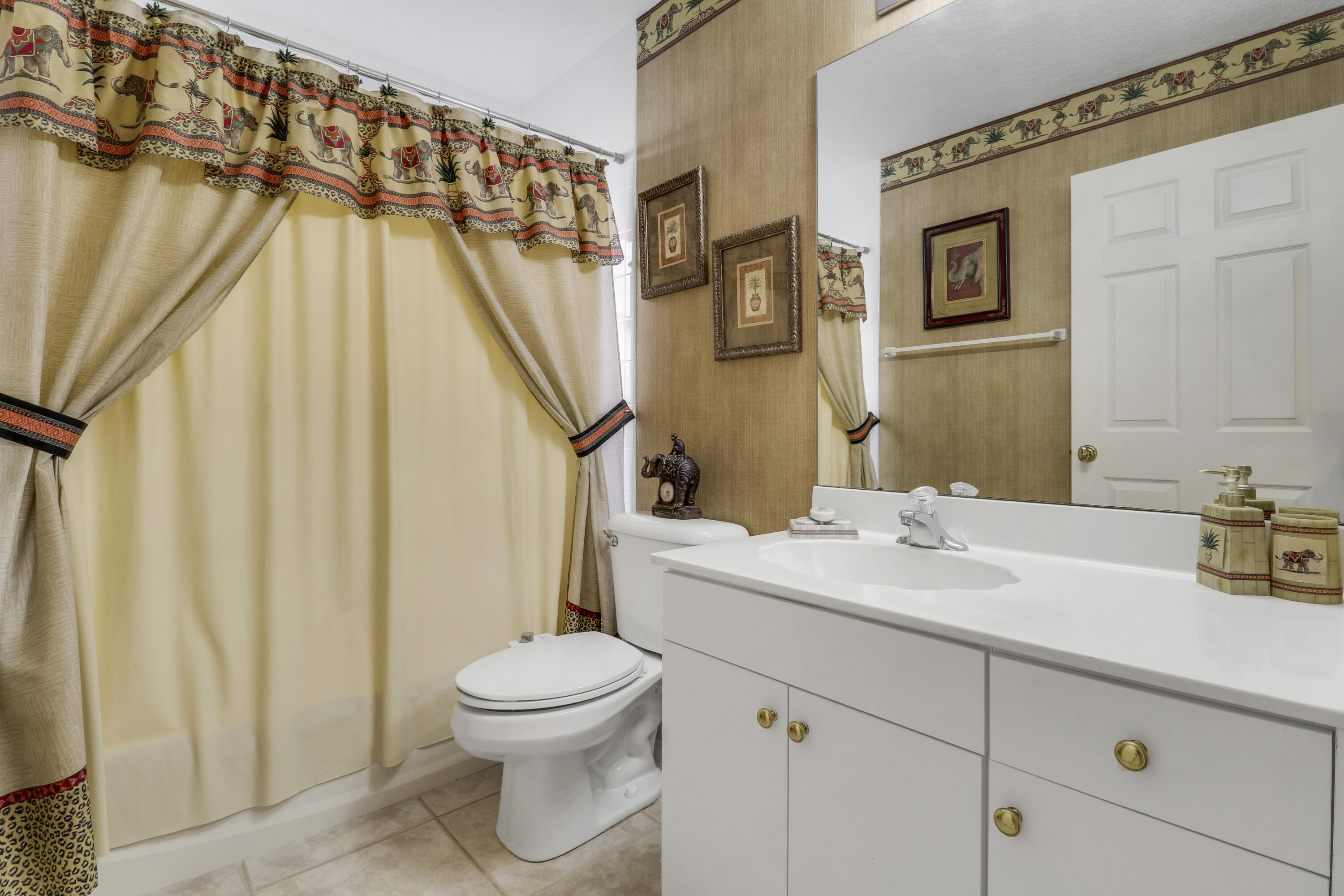 2698 Southwest Versailles Terrace Stuart, FL 34997 - Photo 23 of 38 Guest Bathroom