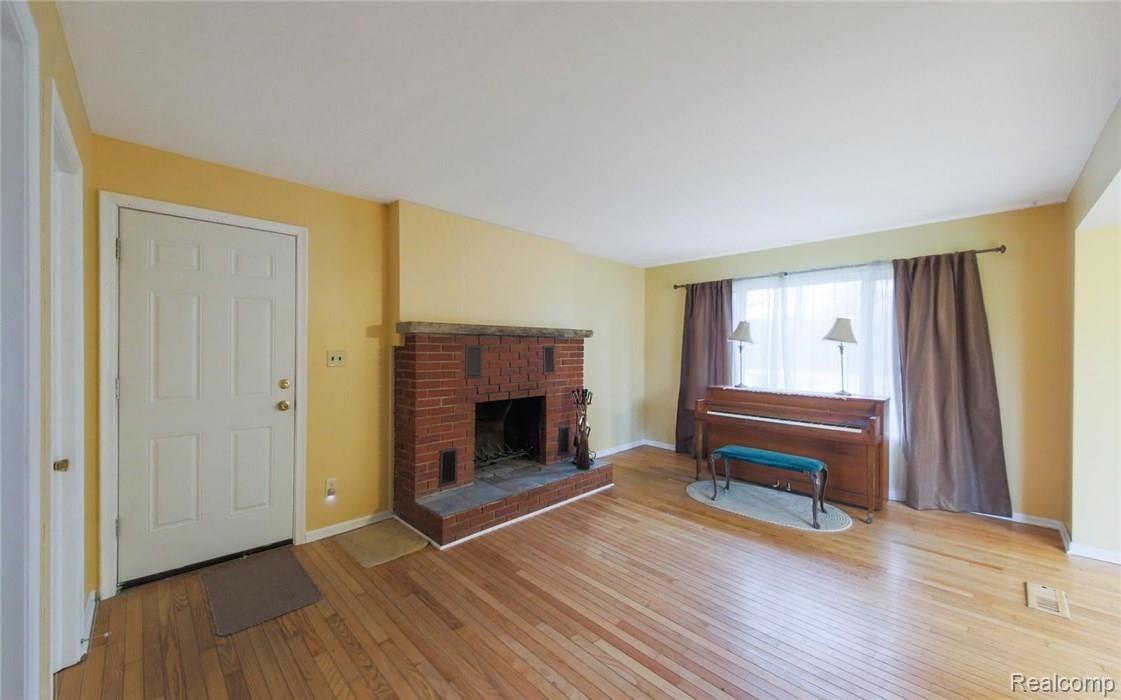 5070 North Nicholson Road Fowlerville, MI 48836 - Photo 3 of 21 3-photo-web-1680x1050-134163.jpg