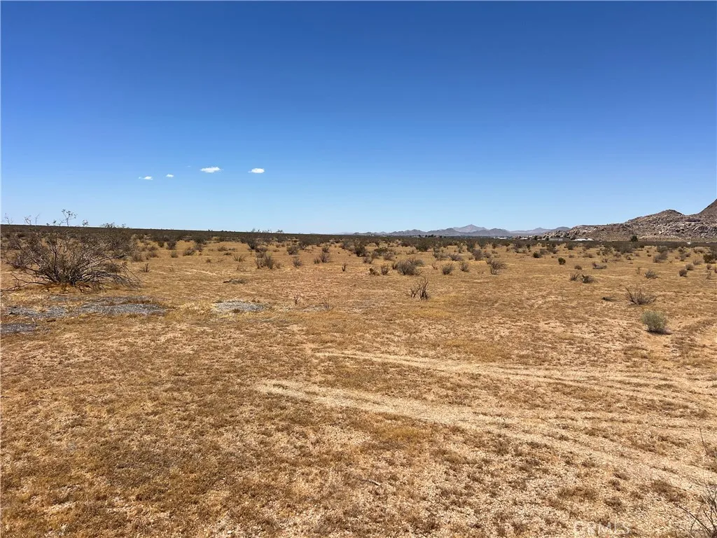 5 Del Oro Road Apple Valley, CA 92308 - Photo 6 of 7 a view of an ocean