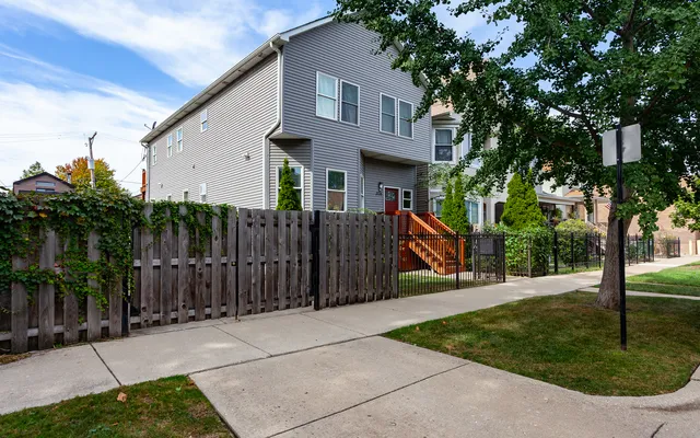 $3,000 | 3138 North Sawyer Avenue, Unit 1, Chicago, IL 60618