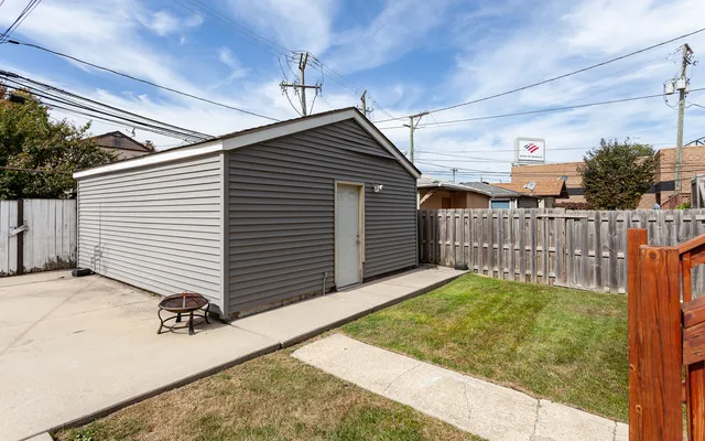 $3,000 | 3138 North Sawyer Avenue, Unit 1, Chicago, IL 60618