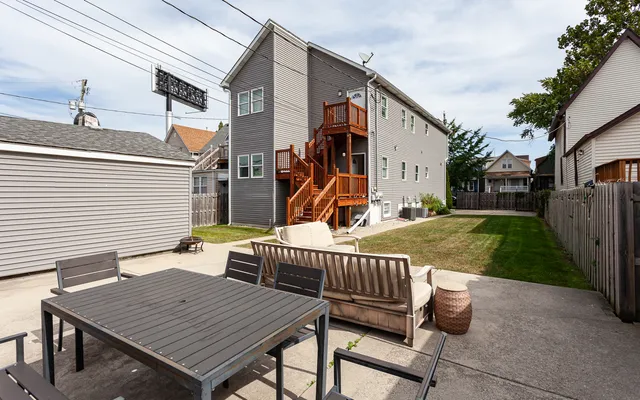 $3,000 | 3138 North Sawyer Avenue, Unit 1, Chicago, IL 60618