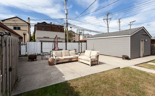 $3,000 | 3138 North Sawyer Avenue, Unit 1, Chicago, IL 60618