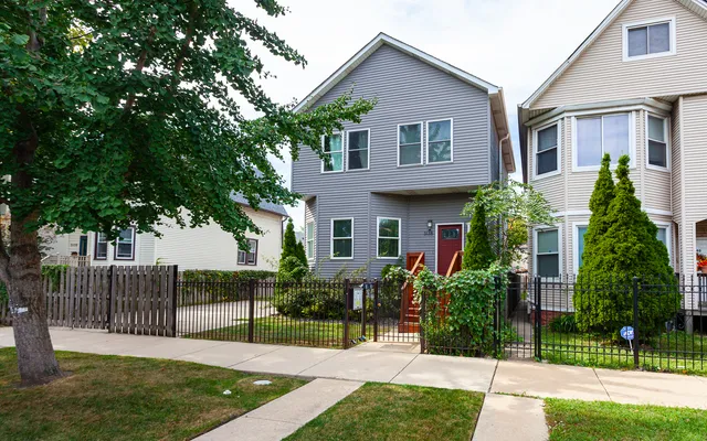 $3,000 | 3138 North Sawyer Avenue, Unit 1, Chicago, IL 60618