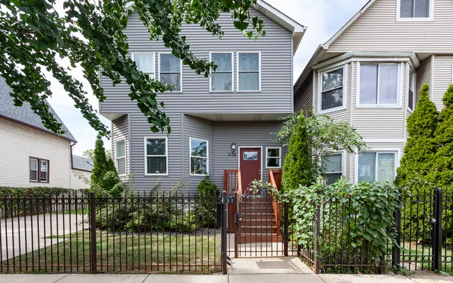 $3,000 | 3138 North Sawyer Avenue, Unit 1, Chicago, IL 60618