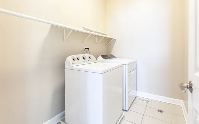 $3,000 | 3138 North Sawyer Avenue, Unit 1, Chicago, IL 60618