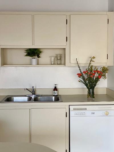 645 Executive Center Drive, Unit R202 West Palm Beach, FL 33401 - Photo 11 of 21 KITCHEN