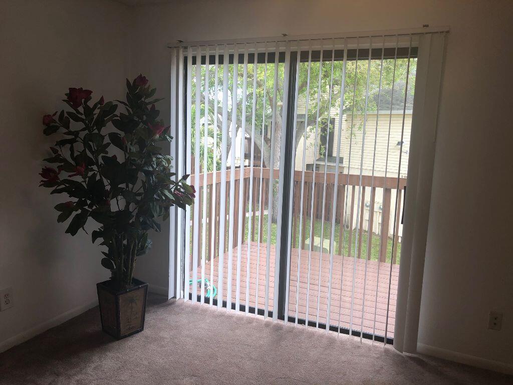 645 Executive Center Drive, Unit R202 West Palm Beach, FL 33401 - Photo 3 of 21 LIVING ROOM