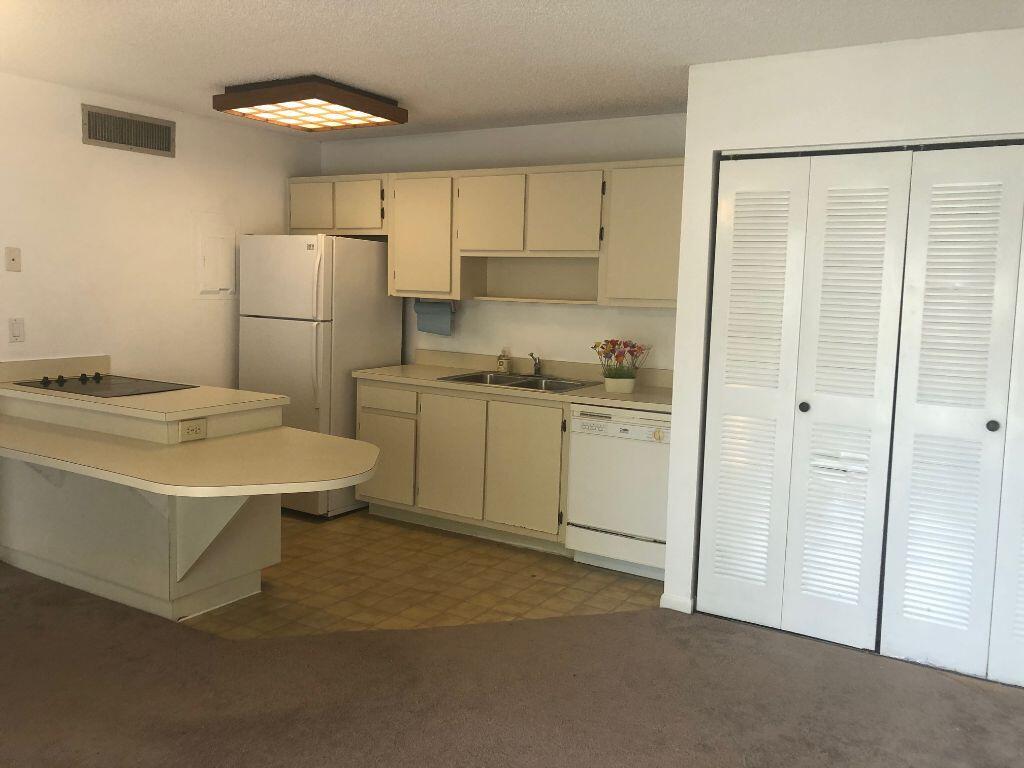 645 Executive Center Drive, Unit R202 West Palm Beach, FL 33401 - Photo 4 of 21 KITCHEN