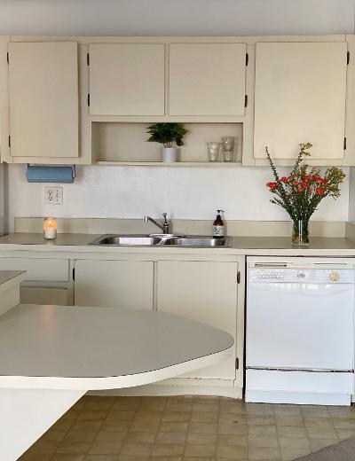 645 Executive Center Drive, Unit R202 West Palm Beach, FL 33401 - Photo 6 of 21 KITCHEN