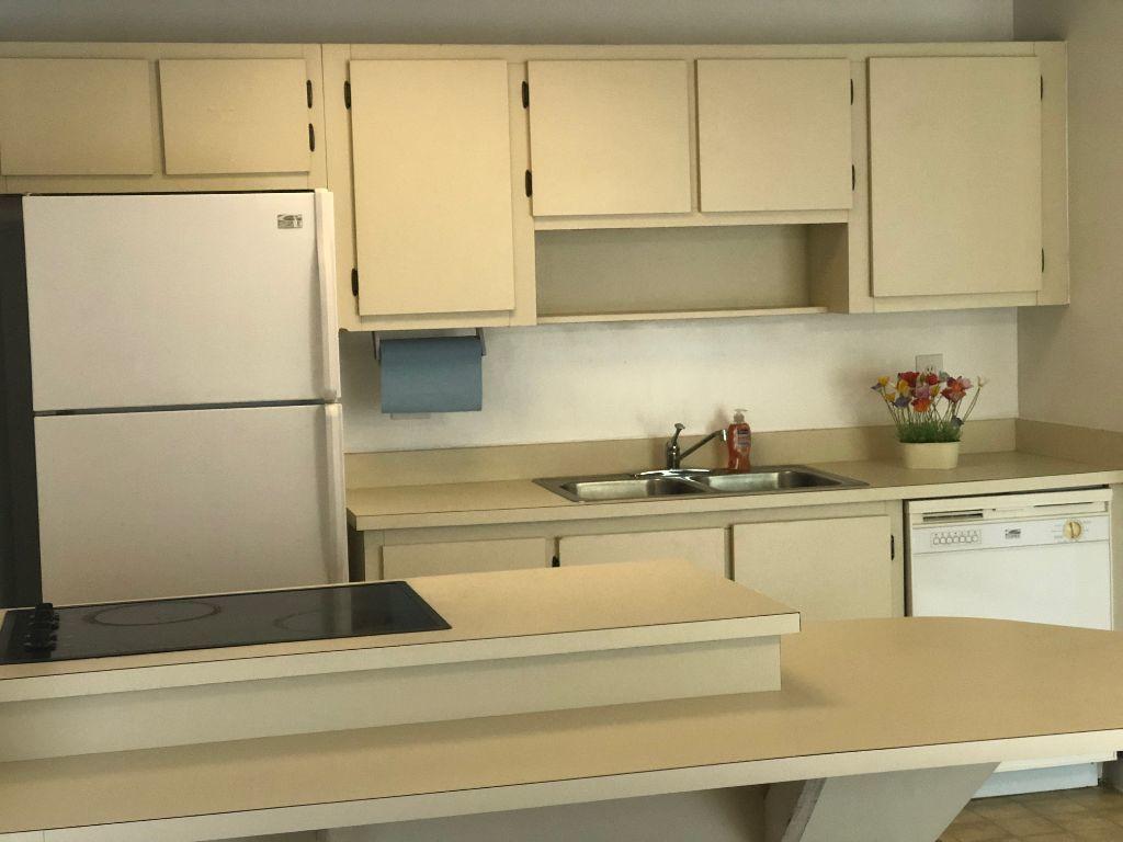 645 Executive Center Drive, Unit R202 West Palm Beach, FL 33401 - Photo 8 of 21 KITCHEN
