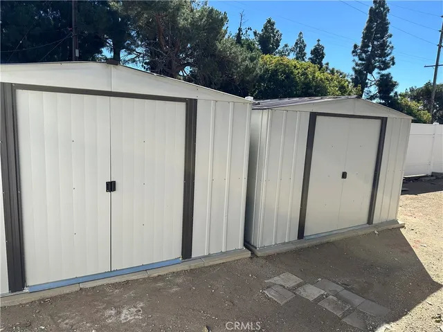 a view of a house with backyard