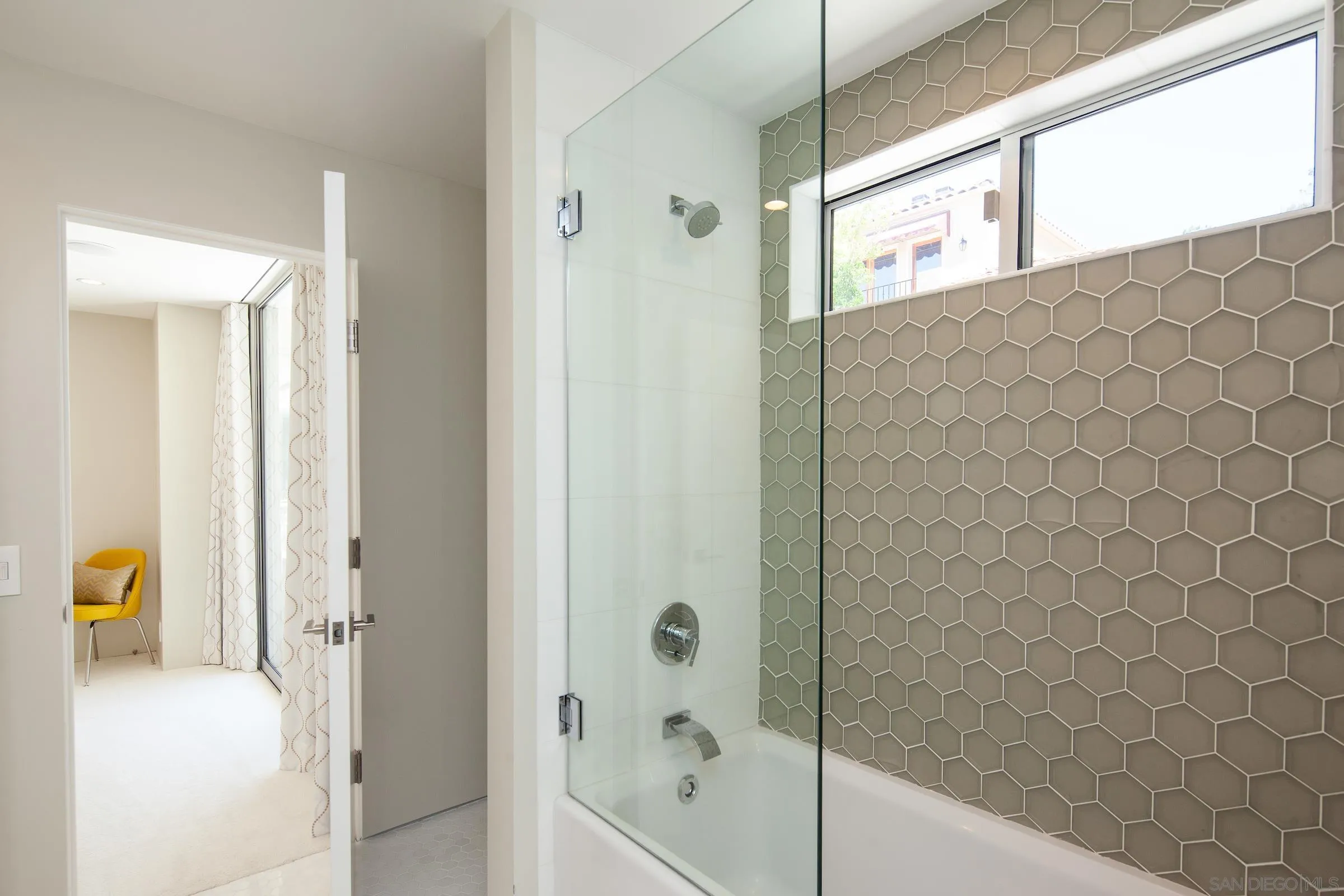 7502 Hillside Drive La Jolla, CA 92037 - Photo 25 of 29 a bathroom with a bathtub