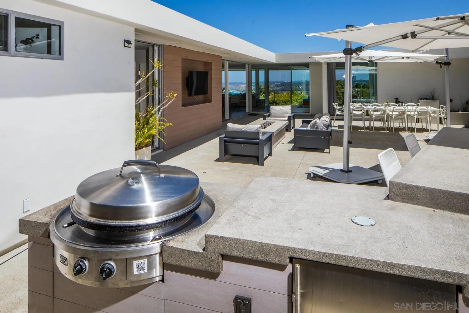 7502 Hillside Drive La Jolla, CA 92037 - Photo 9 of 29 a living room with furniture and flat screen tv