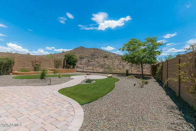 a view of a backyard