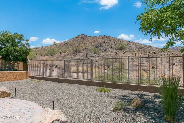 a view of a backyard