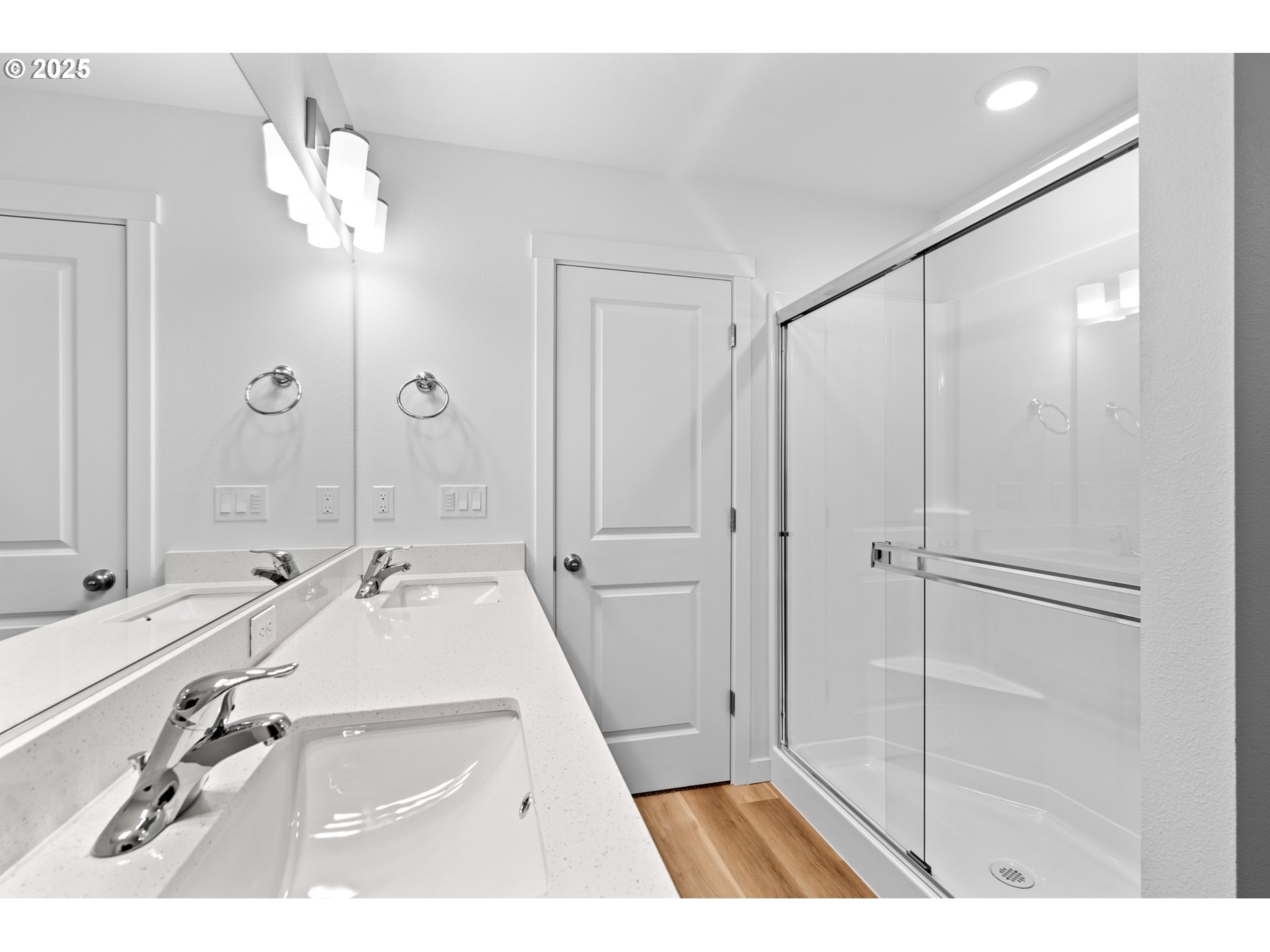 148 Southwest Eagle Drive Boardman, OR 97818 - Photo 11 of 27 a bathroom with a tub a sink and mirror