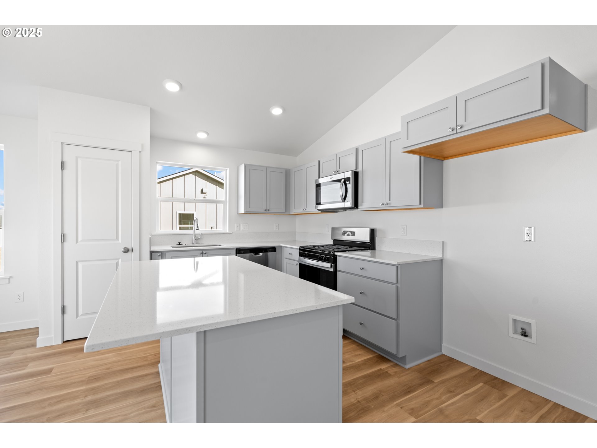 148 Southwest Eagle Drive Boardman, OR 97818 - Photo 7 of 27 a kitchen with cabinets a sink and appliances