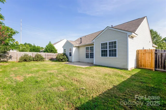 a view of a house with backyard and garden