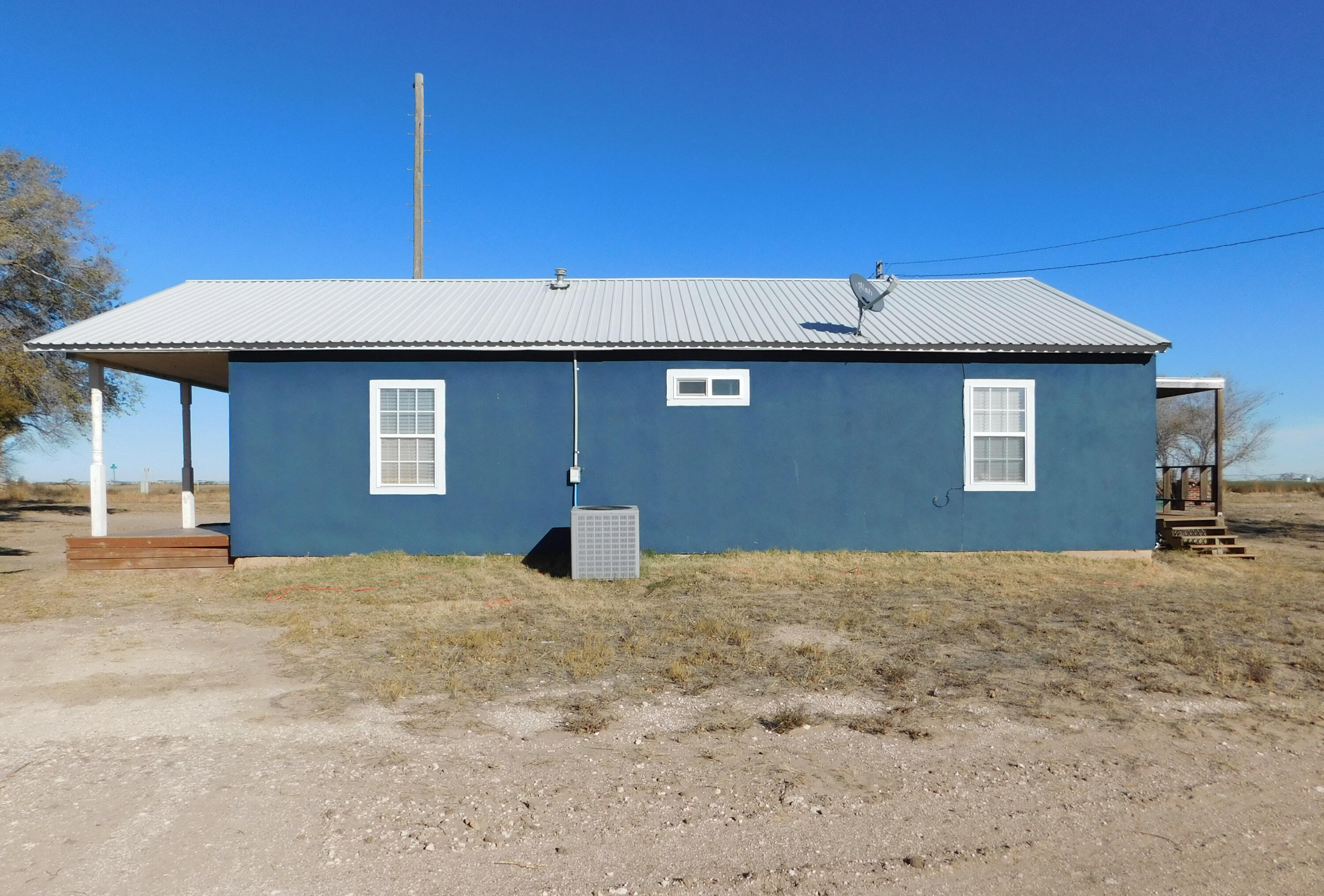 431 County Road 225 Muleshoe, TX 79347 - Photo 3 of 21 a backyard of a house with yard and a garage