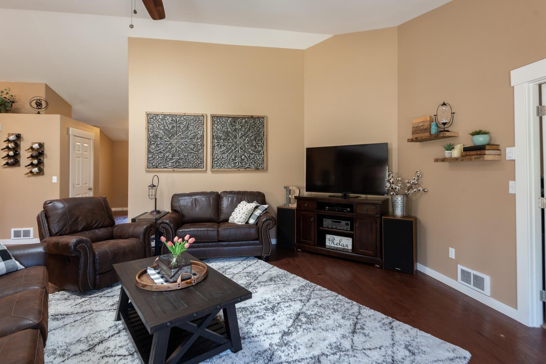 56221 Tree Duck Road Bend, OR 97707 - Photo 11 of 33 batch_10 great room tv area