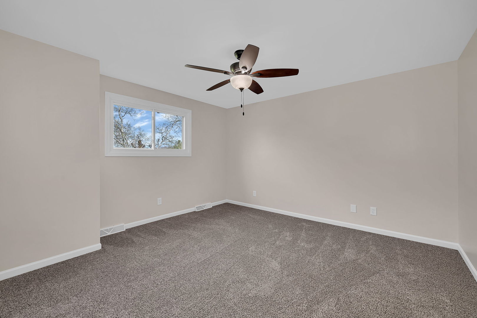 2380 Chestnut Lane Morris, IL 60450 - Photo 31 of 43 an empty room with windows and fan