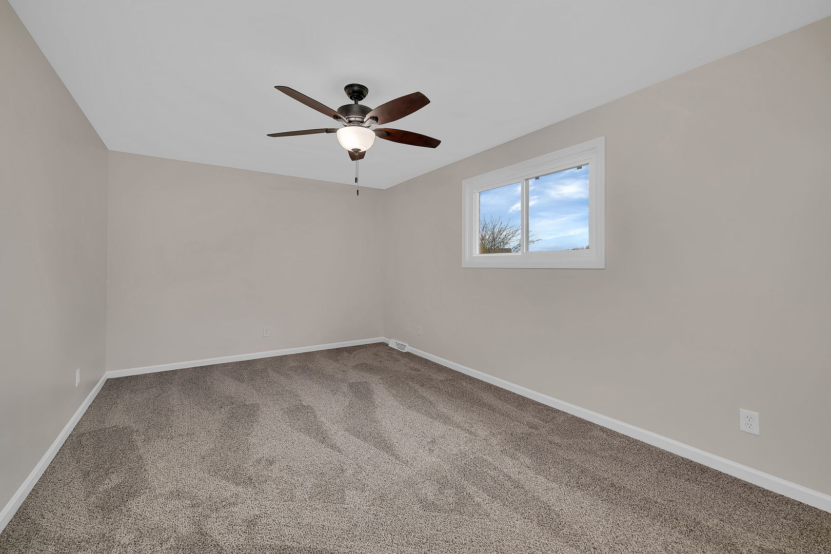 2380 Chestnut Lane Morris, IL 60450 - Photo 33 of 43 an empty room with a window and a fan