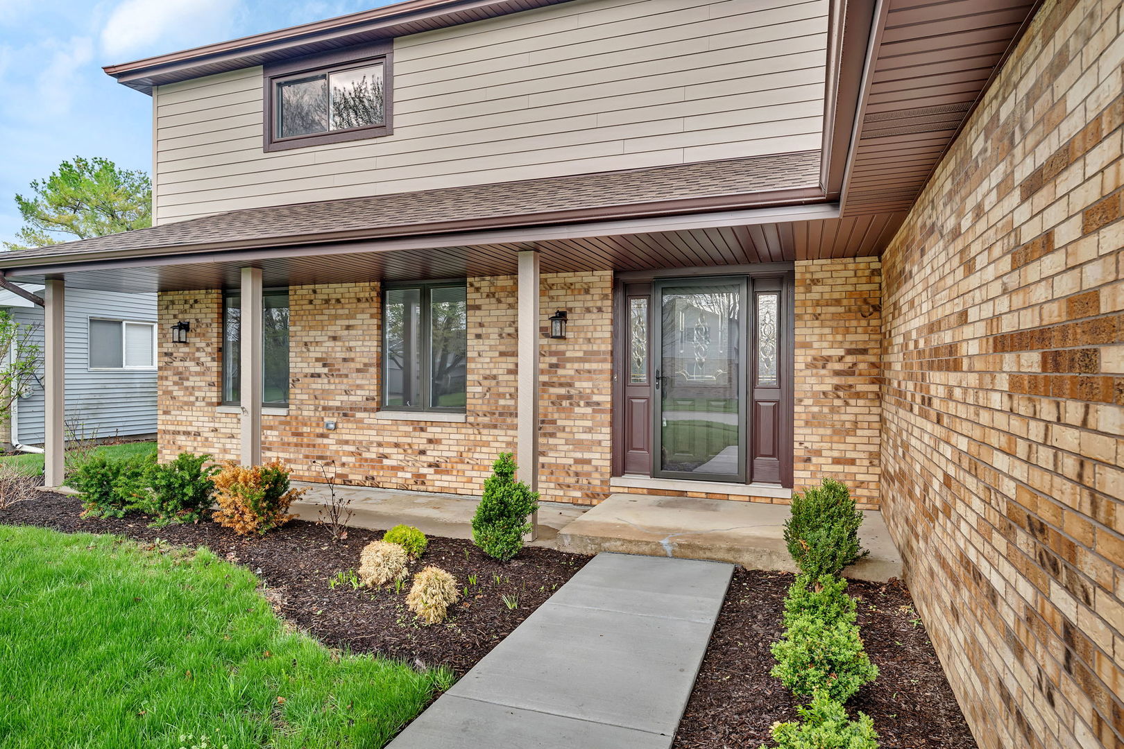 2380 Chestnut Lane Morris, IL 60450 - Photo 5 of 43 a front view of a house with garden