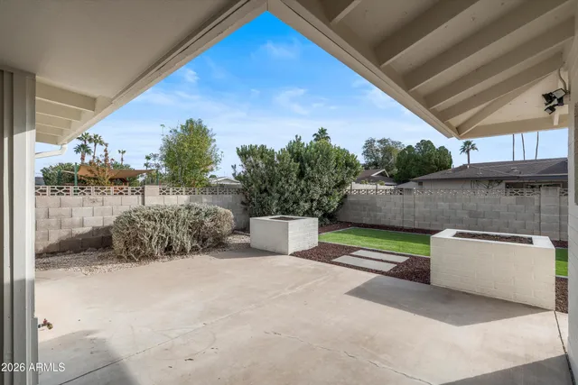 a view of a backyard