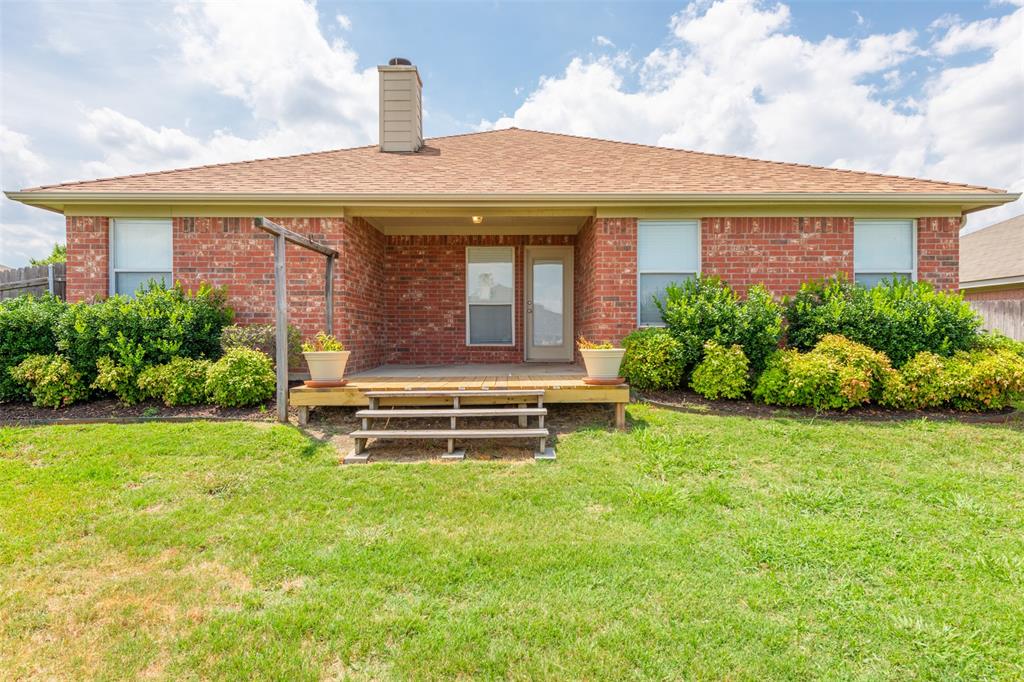 202 Whitestone Way Weatherford, TX 76085 - Photo 29 of 35 a front view of a house with a garden