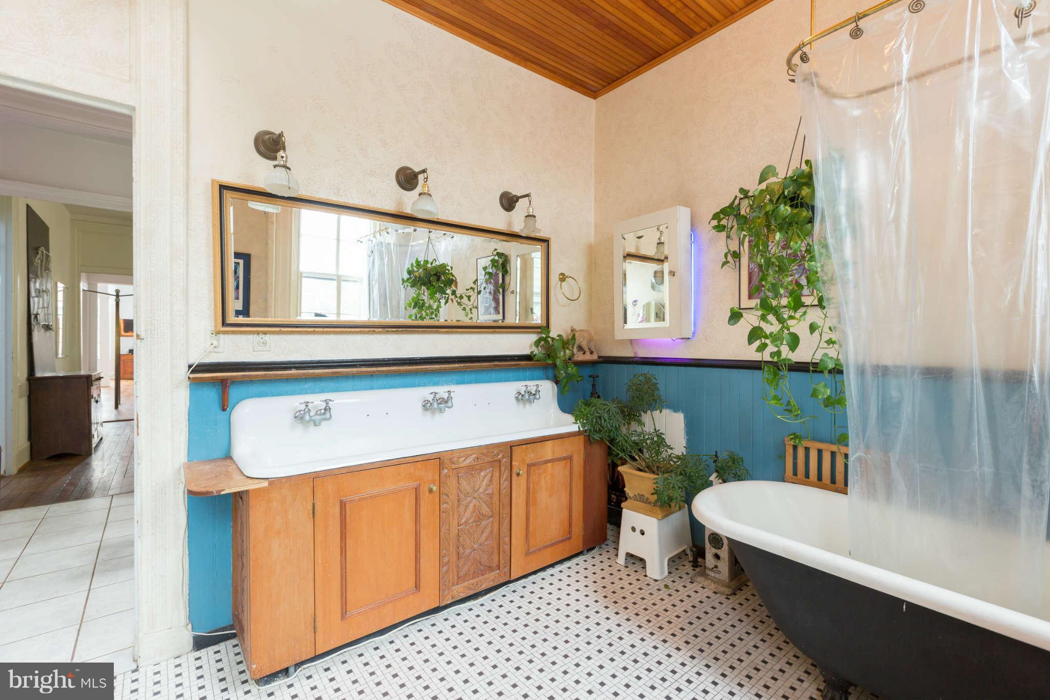 931 R Street Northwest Washington, DC 20001 - Photo 8 of 19 Bath