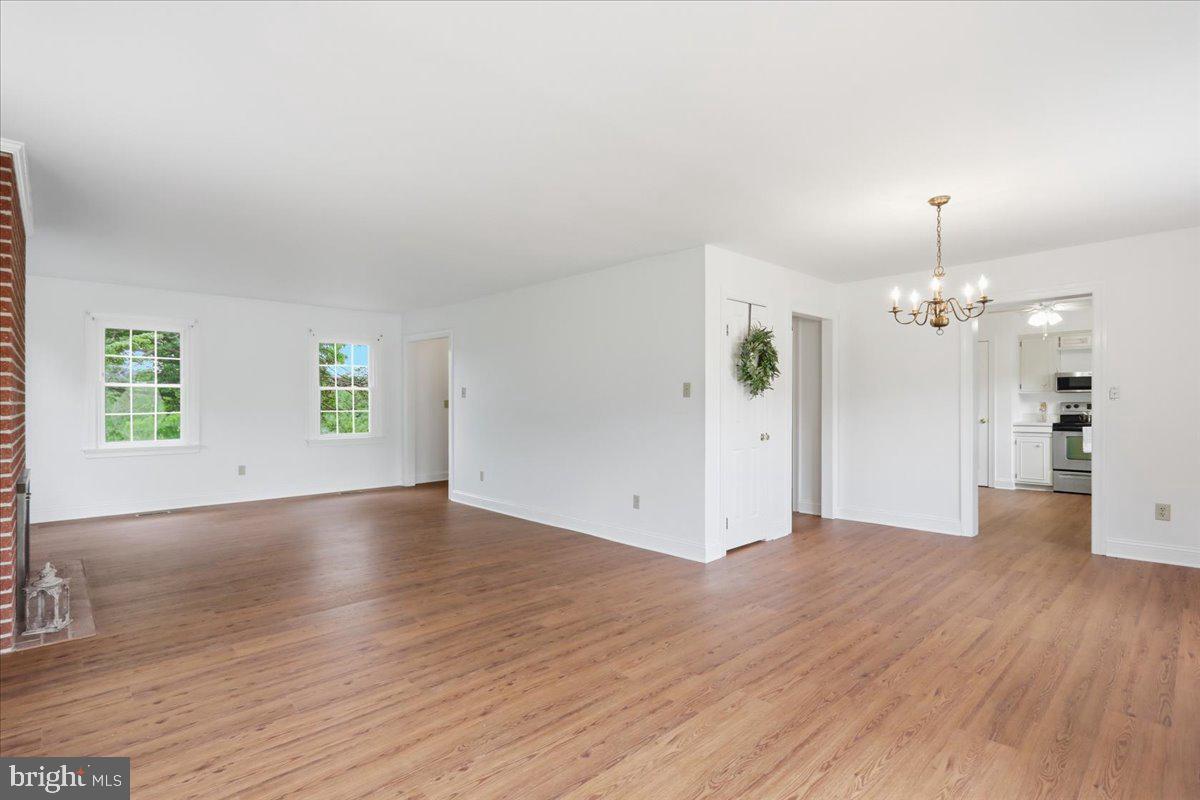 2447 Headquarters Road Edinburg, VA 22824 - Photo 14 of 58 Living Room/ Dining