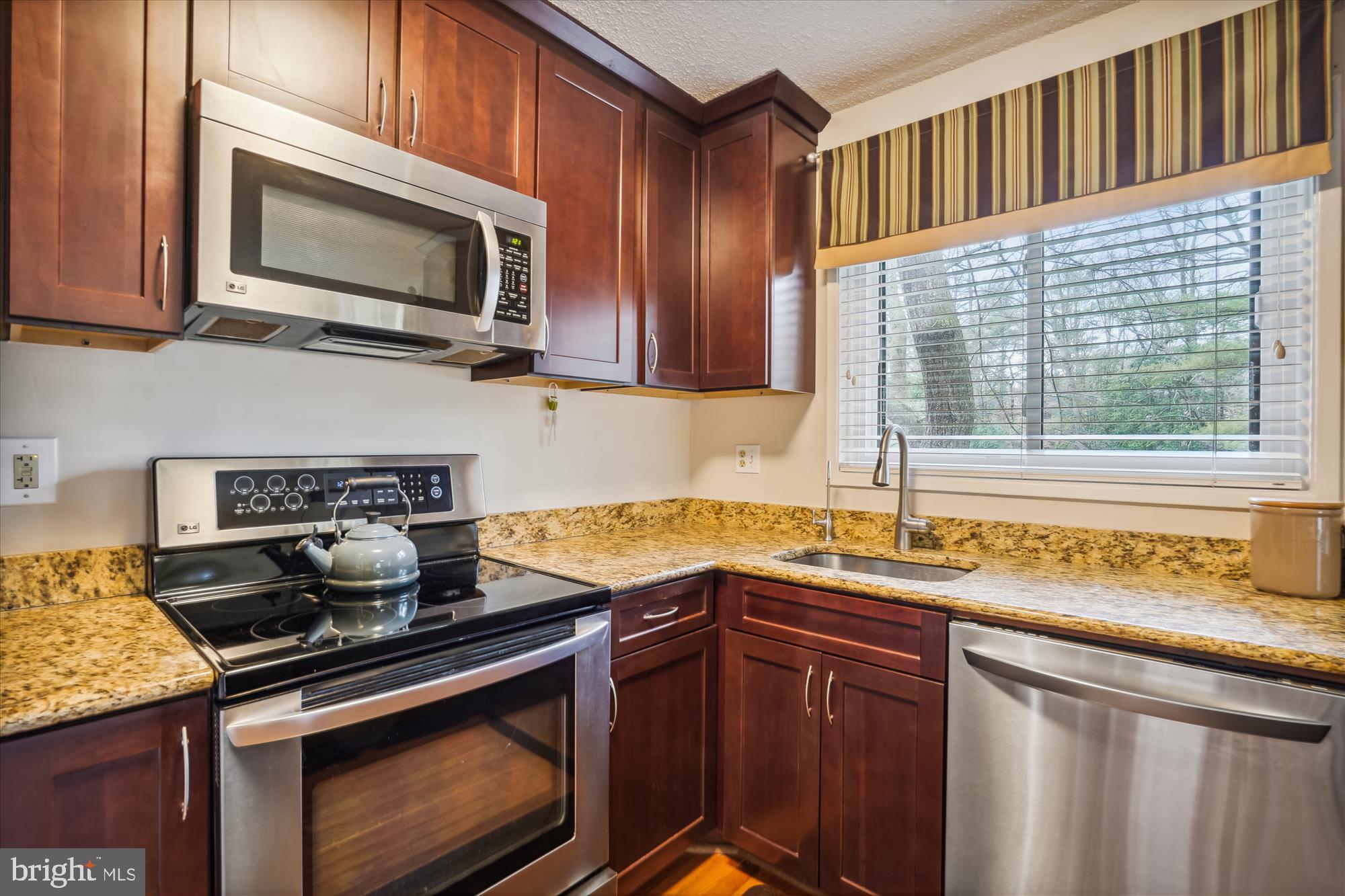 2212 Cartwright Place Reston, VA 20191 - Photo 4 of 45 Kitchen