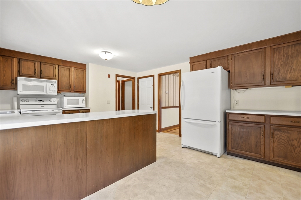 124 Rowley Bridge Road Topsfield, MA 01983 - Photo 8 of 38 Gallery Image 8