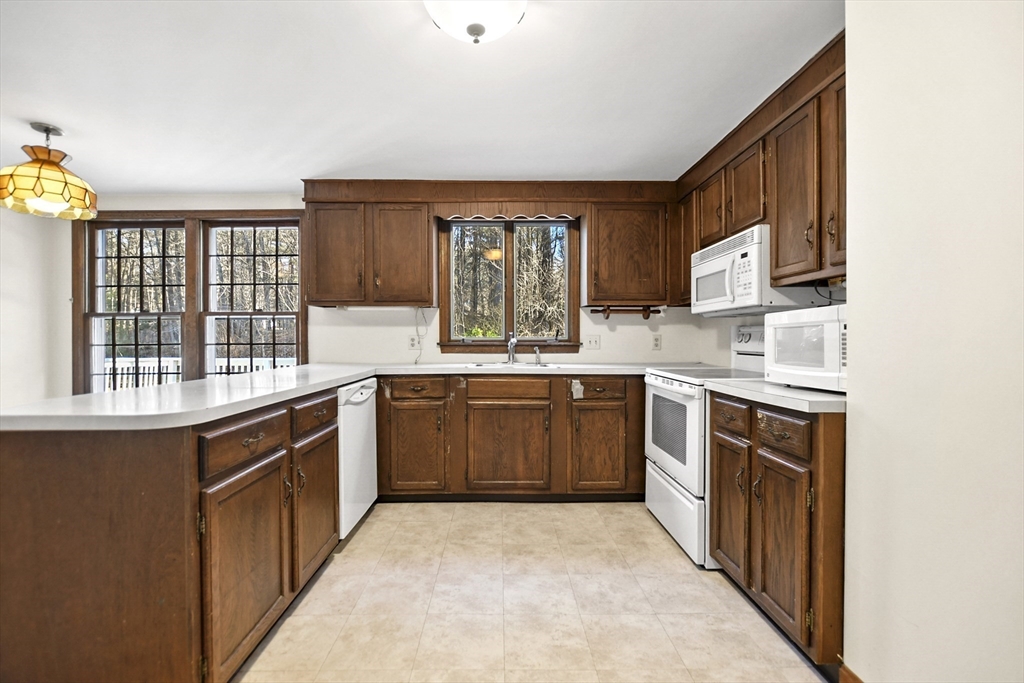 124 Rowley Bridge Road Topsfield, MA 01983 - Photo 9 of 38 Gallery Image 9