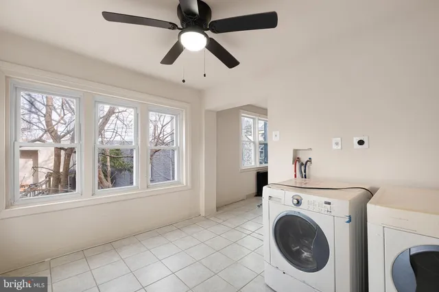 a view of entryway with washer and dryer