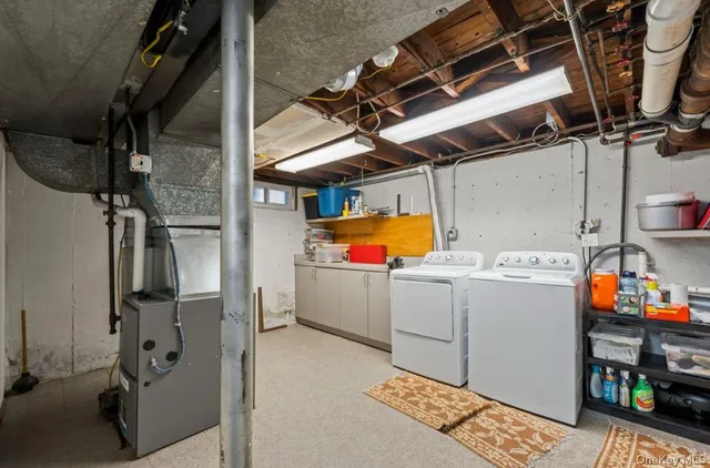 a view of a livingroom with furniture
