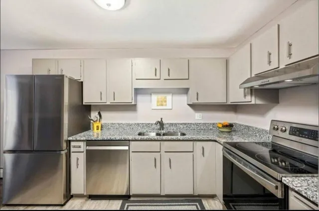 $2,000 | 7301 West 101st Street, Unit 102, Bloomington, MN 55438