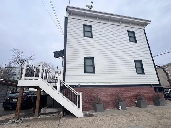 $2,000 | 173 Oakland Avenue, Unit LOWER LEVEL, Jersey City, NJ 07306