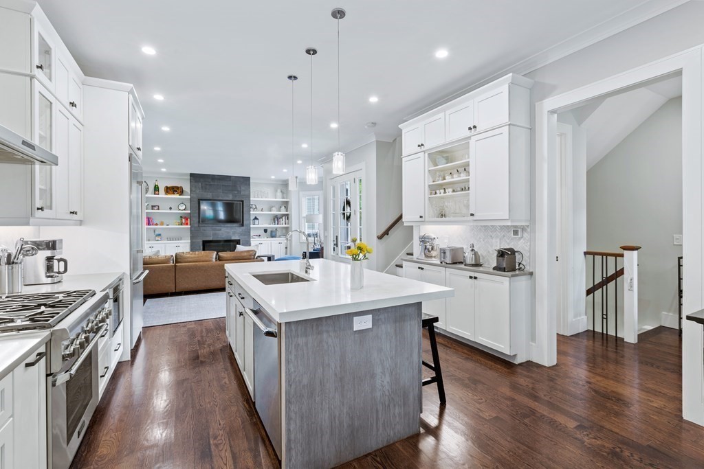 41 Chesley Road, Unit 2 Newton, MA 02459 - Photo 7 of 31