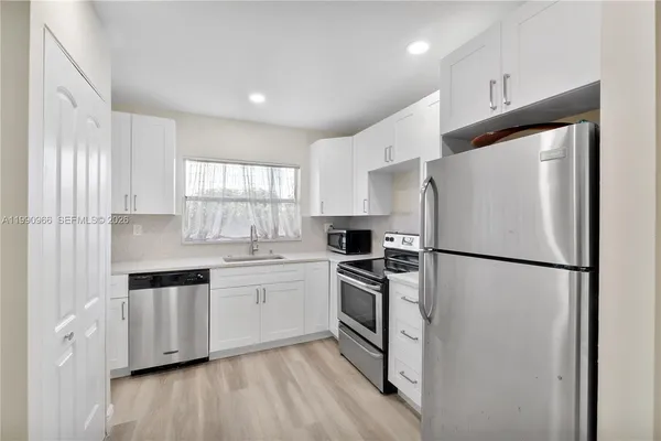 $155,000 | 9201 Sunrise Lakes Boulevard, Unit 304, Sunrise, FL 33322