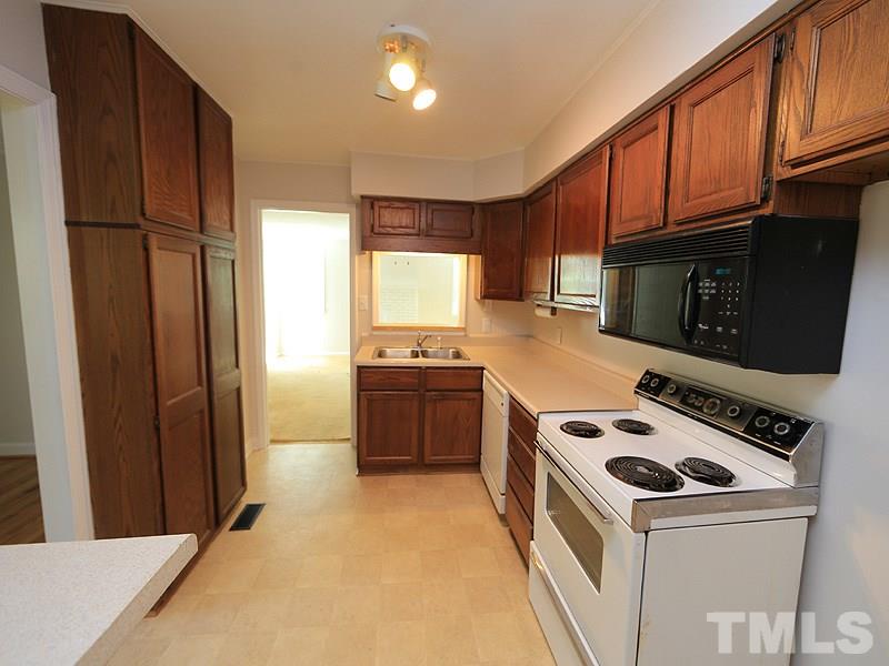 1324 Banbury Road Raleigh, NC 27607 - Photo 11 of 24